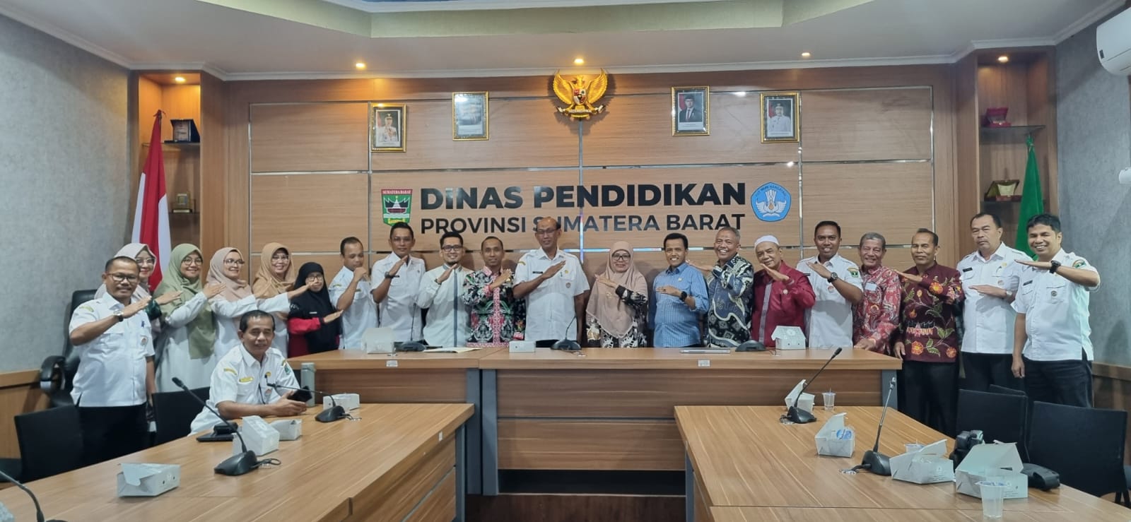 Pengurus Dewan Pendidikan foto bersama dengan Jajaran Dinas Pendidikan Sumbar